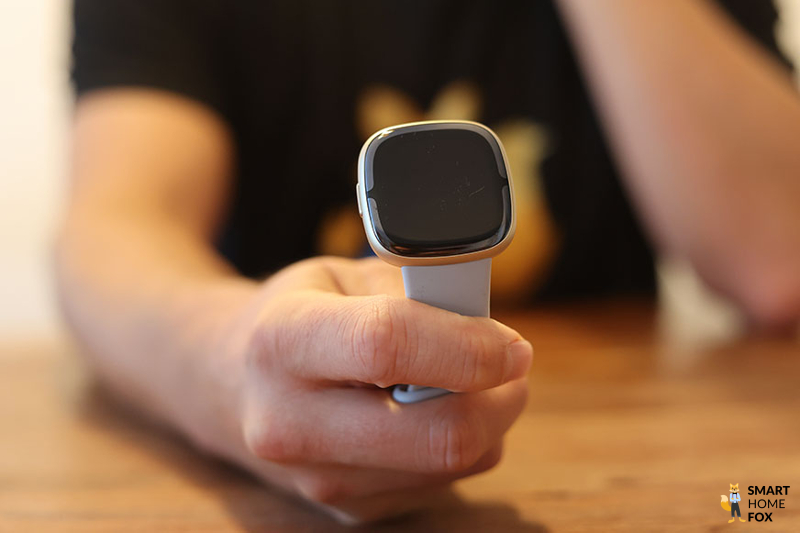 Man sieht die Fitbit Sense 2.